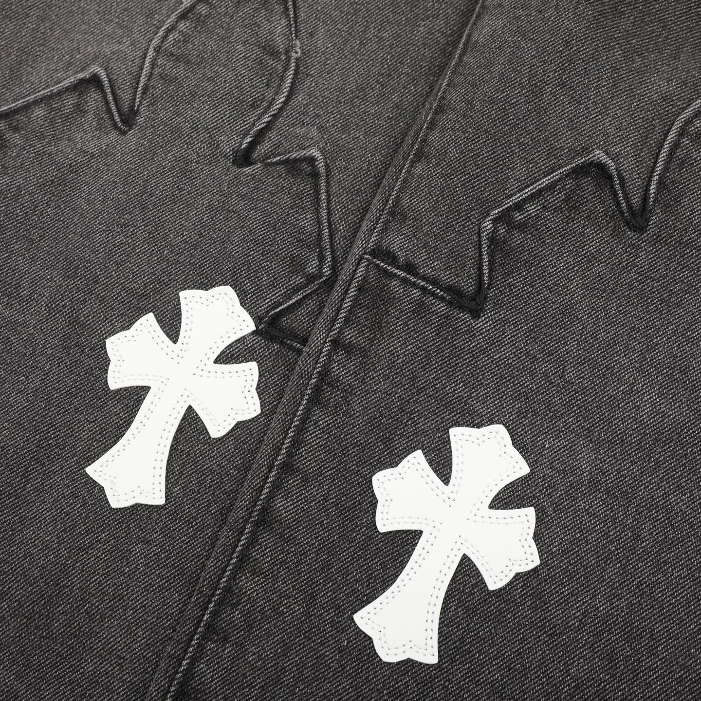 P280 Chrome Hearts city-limited flame black and white leather jeans need to be washed after the finished product is disassembled and hand-made with sheepskin cross leather and then spliced ​​together. The whole piece has too many craftsmanship to explain. The cabinet price is 34W+, the patchwork is decorated with cross flowers, and the high-waisted washed jeans! ! Absolutely high-end luxury products, 8W+ level god-level single products, super popular products, made with top heavy industry, a magic weapon that cannot be missed. About Kroxin This is an extremely luxurious fashion brand, which can also be called the aristocrats of the high street. It has always been an exclusive brand for some hipsters or rich second generation. Compared with ordinary high streets, it is more luxurious and noble. Compared with luxury brands, it has a more fashionable personality and has always been a brand that I have a special liking for. Size: 28 30 32 34 (corresponds to S-XL) Size chart: 28 Waist 76 Pants length 104 Hips 98 30 Waist 80 Pants length 105 Hips 102 32 Waist 84 Pants length 106 Hips 106 34 Waist 88 Pants length 107 Hips 110